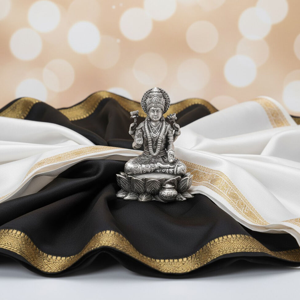 Idol Lakshmi sitting w/o Prabhavali