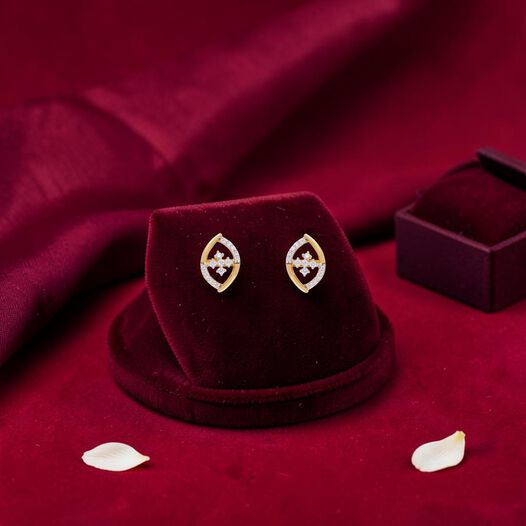 Diamond Earstud Set With Fancy Design