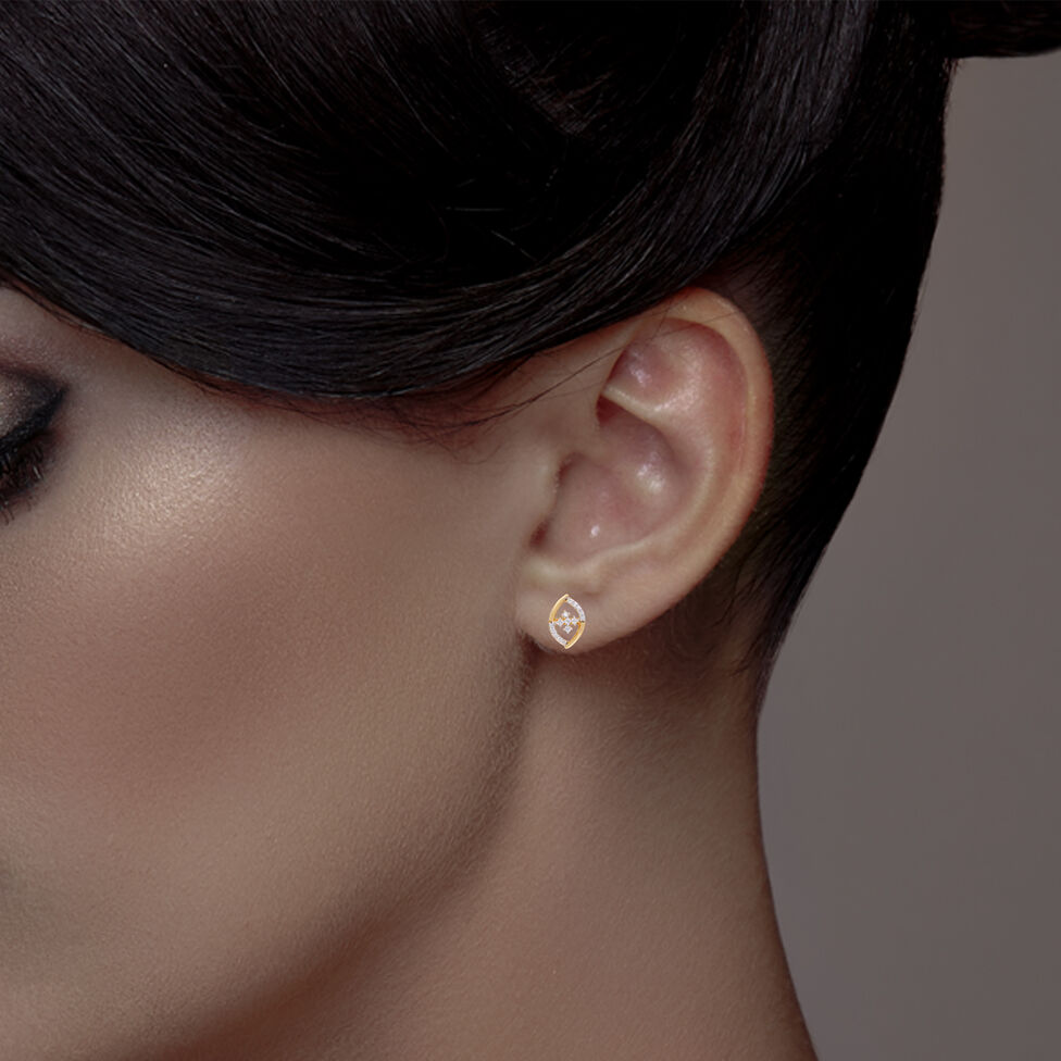 Diamond Earstud Set With Fancy Design