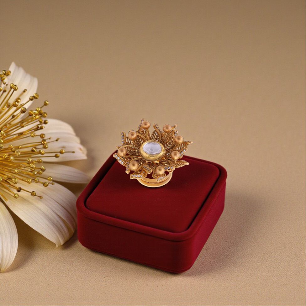 Gold Ring in Filigree/ Die/ work pattern